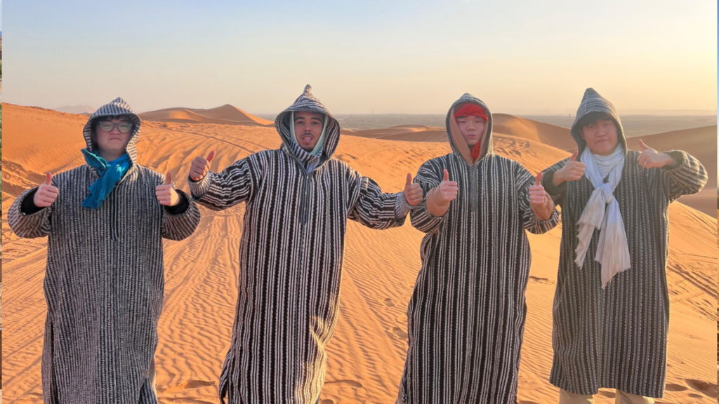 Guía de Haya Viajes con clientes en el desierto de Marruecos durante un tour en Merzouga