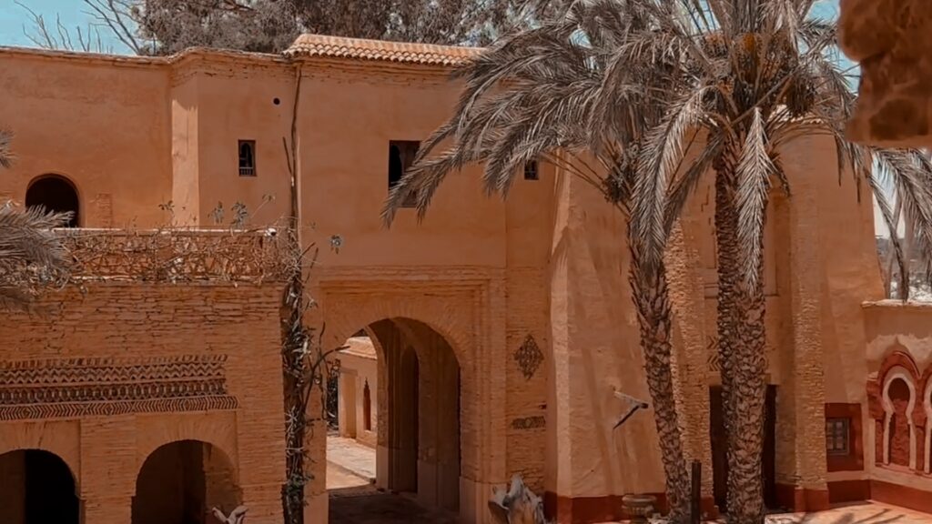 Vista de la kasbah de Ait Ben Haddou con el río Ounila y las montañas del Atlas, fortaleza de adobe bereber, Patrimonio de la Humanidad en tours en Marruecos.