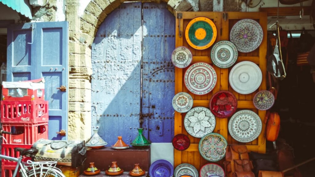 Essaouira en Marruecos con su puerto y murallas históricas, destino ideal en viajes a Marruecos y tours culturales
