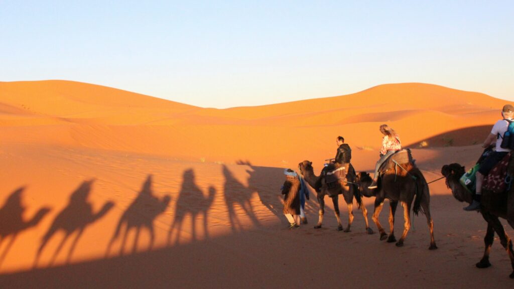 Dunas del desierto de Marruecos al atardecer en el Sahara