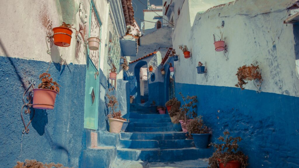 Calles azules de Chefchaouen en el norte de Marruecos, destino imprescindible para viajeros.