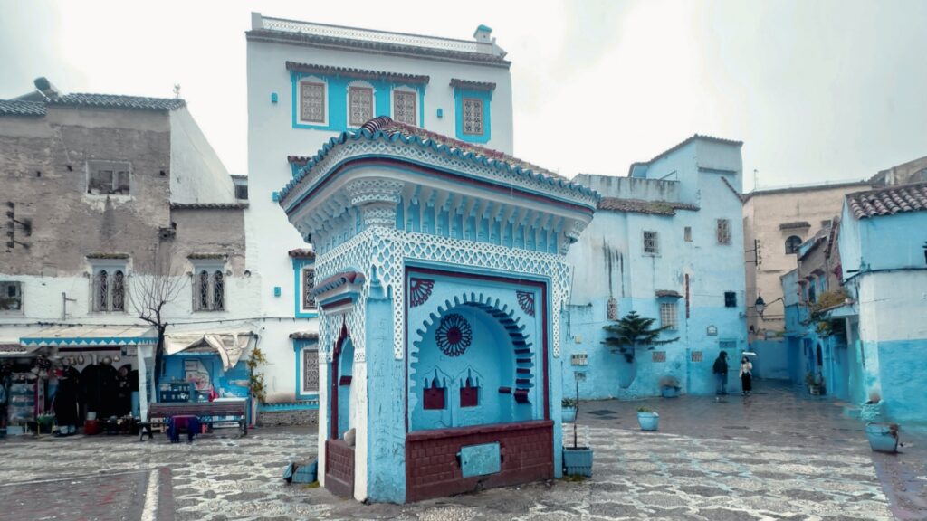 Vista panorámica de Chefchaouen, la ciudad azul de Marruecos, con sus calles y casas tradicionales.