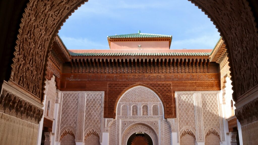 Calles tradicionales de la medina de Fez en Marruecos