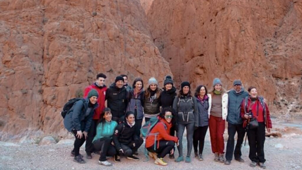 Paisajes de Marruecos con ciudades históricas, desierto del Sahara y cultura tradicional.