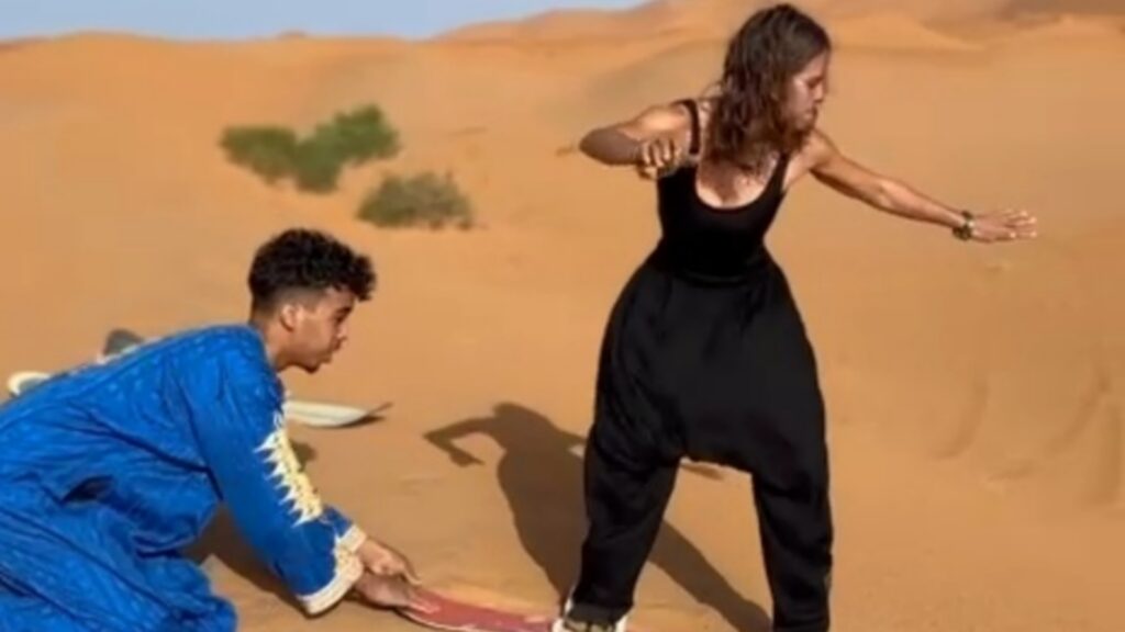 Sandboarding en las dunas del desierto del Sahara en Marruecos