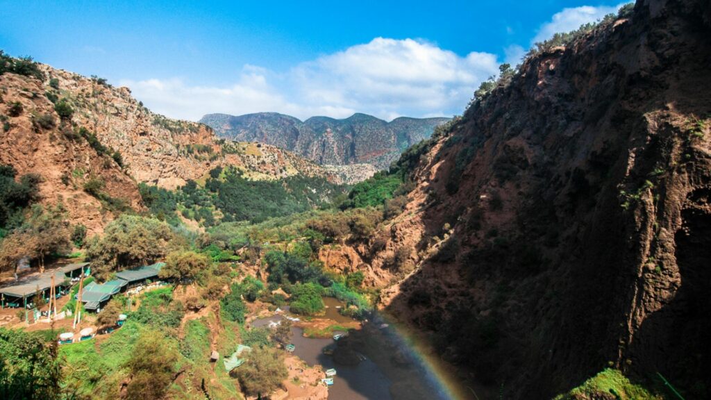 Valle de Ourika excursión desde Marrakech con río, cascadas y montañas del Alto Atlas en Marruecos