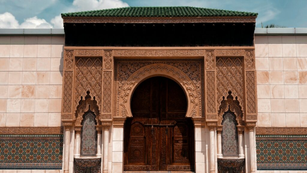 Fez en Marruecos con su medina histórica y zocos tradicionales, destino clave en viajes a Marruecos y tours culturales