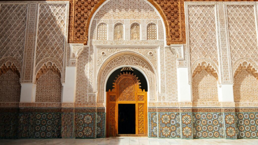 Medina de Fez en Marruecos con calles tradicionales y patrimonio cultural histórico.