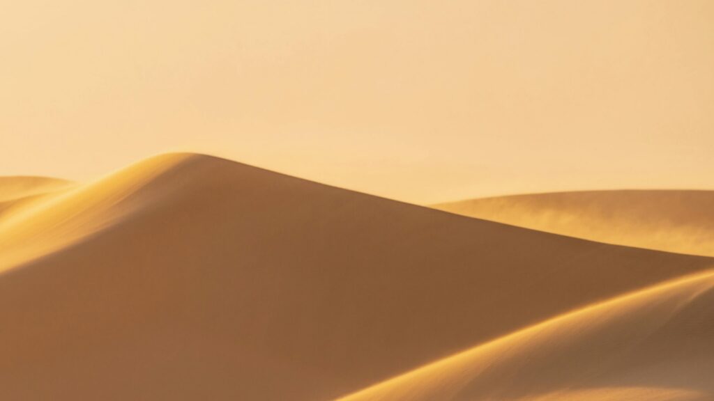 Noche estrellada sobre campamento bereber en el desierto de Merzouga, tiendas de lujo con hoguera, cielo nocturno en el Sahara marroquí.