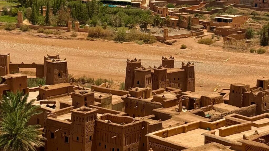 Kasbah Ait Ben Haddou en Marruecos con arquitectura tradicional de adobe, destino imprescindible en rutas y tours por Marruecos