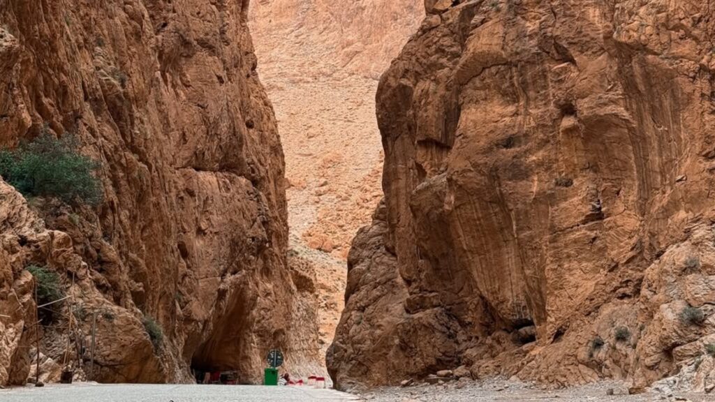 Impresionantes Gargantas del Todra en Marruecos con altos acantilados rocosos en una ruta hacia el desierto del Sahara