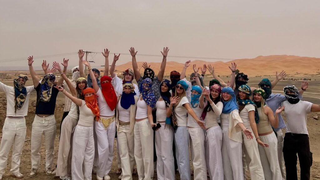 Vehículo 4x4 recorriendo las dunas de Merzouga en pleno desierto del Sáhara. Vive una aventura en Marruecos sobre ruedas con Haya Viajes.