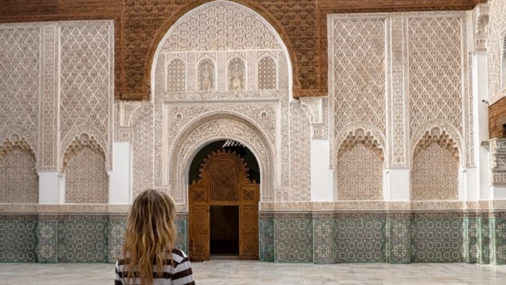 Vista aérea de la medina de Fez con sus callejuelas laberínticas y la fuente de Nejjarine. Reserva tu circuito por Marruecos con Haya Viajes y descubre las ciudades imperiales.