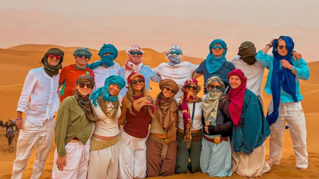 Dunas de arena en el desierto del Sáhara, Marruecos. Reserva tu tour al desierto de Merzouga con Haya Viajes y vive una auténtica aventura en Marruecos entre dunas infinitas.