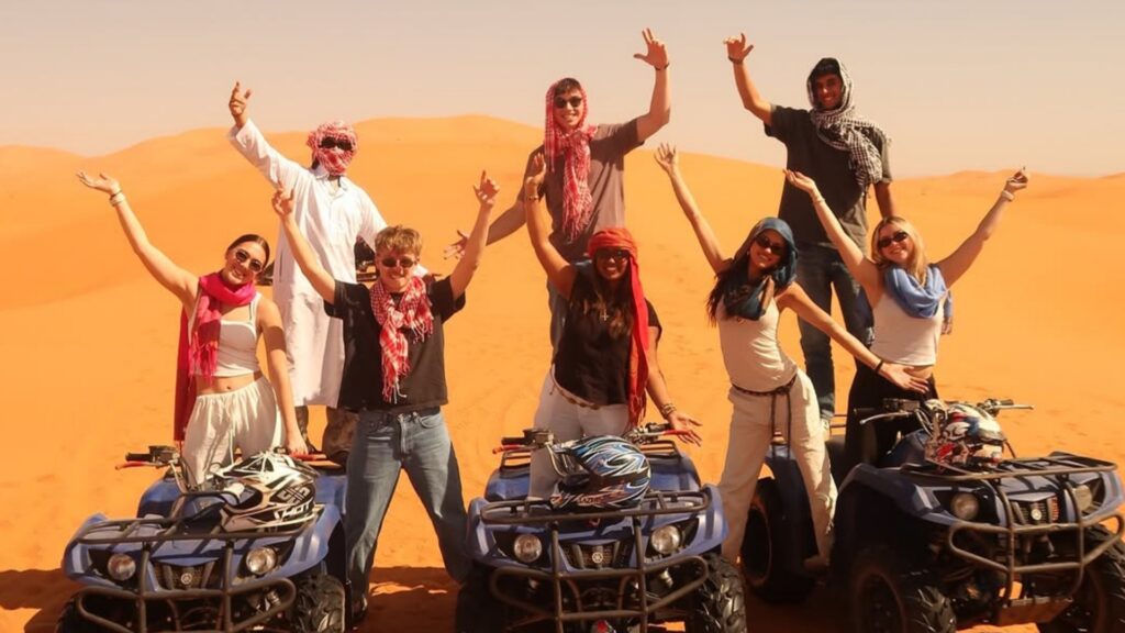Ruta en quad por las dunas de Merzouga al atardecer. Vive una aventura en Marruecos sobre ruedas con Haya Viajes.