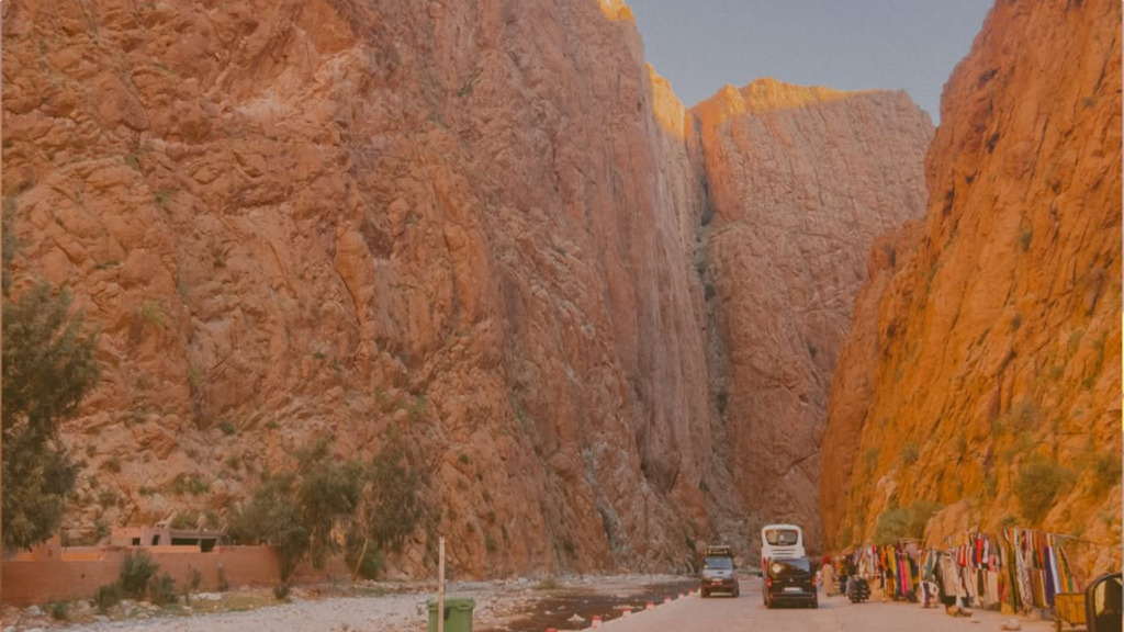 Gargantas del Todra en Marruecos con impresionantes cañones rocosos, parada espectacular en tours por el desierto y rutas por Marruecos