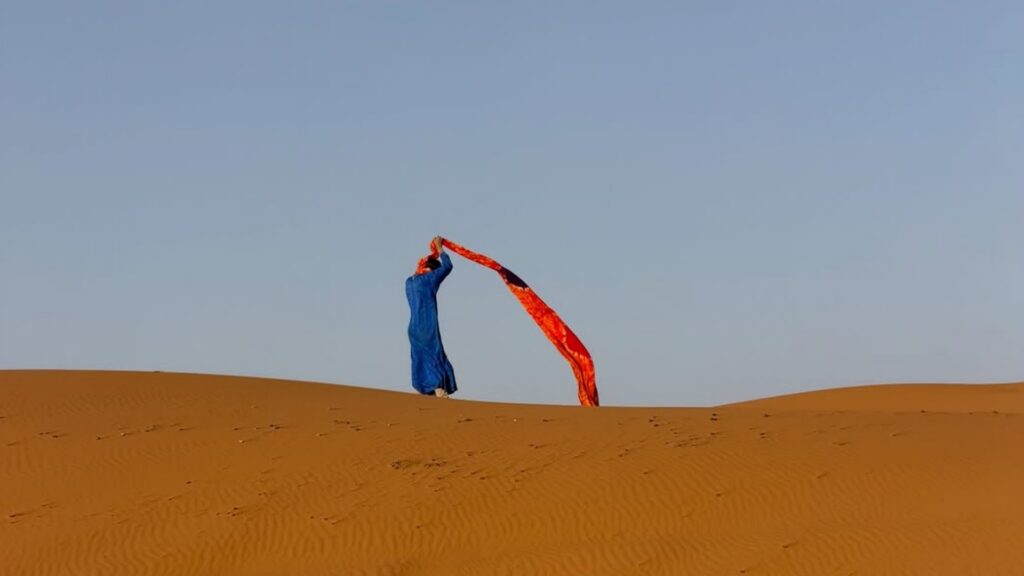 Desierto de Marruecos con dunas del Sahara y paisajes únicos, experiencia imprescindible en tours en Marruecos y rutas al desierto