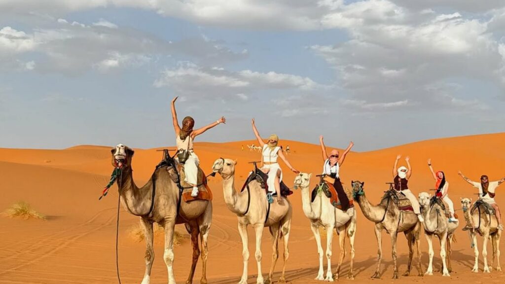 Paseo en camello por el desierto de Marruecos en un tour de 5 días desde Casablanca, experiencia única entre las dunas del Sahara