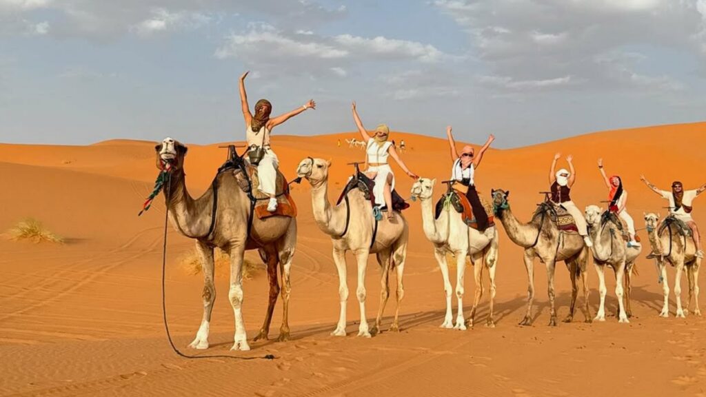 Paseo en camello por el desierto de Marruecos en un tour desde Tánger, experiencia única en dunas del Sahara