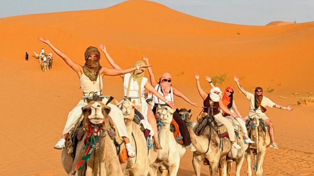 Paseo en camello en el desierto del Sahara Marruecos durante un tour de 5 días desde Marrakech entre dunas de Merzouga