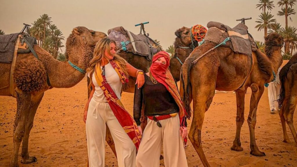 Desierto del Sahara en Marruecos con dunas doradas, experiencia única en tours en Marruecos y viaje al desierto de Merzouga