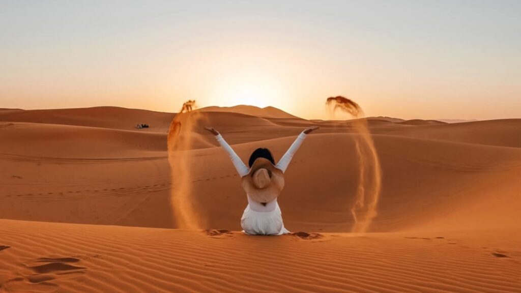 Atardecer sobre las dunas del desierto del Sahara Marruecos durante una experiencia de ruta por Marruecos