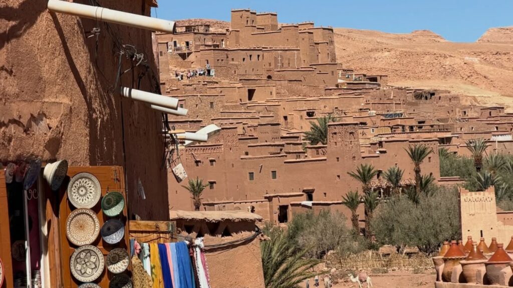 Kasbah Ait Ben Haddou en Marruecos, fortaleza histórica de adobe en una ruta por Marruecos llena de cultura y paisajes