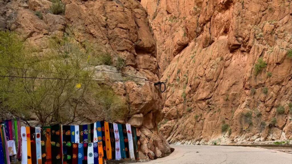 Gargantas del Todra en Marruecos con impresionantes paredes rocosas, parada esencial en tours por el desierto y rutas por Marruecos