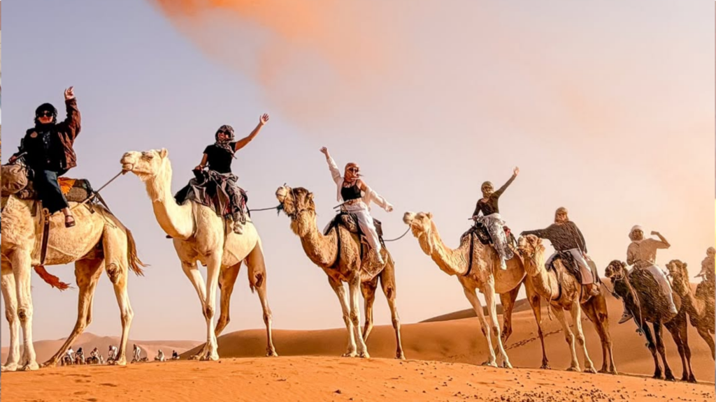 Espectaculares dunas del desierto del Sahara en Marruecos durante un viaje de aventura hacia Merzouga