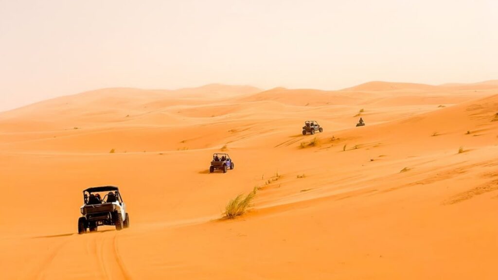 Dunas del desierto del Sahara en Marruecos al atardecer, experiencia imprescindible en viajes a Marruecos y tours al desierto