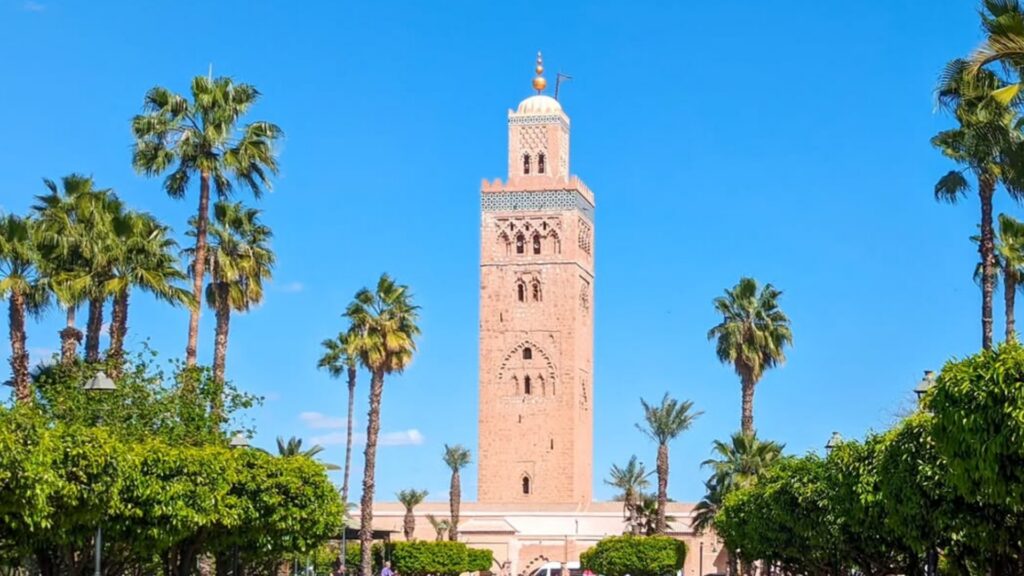 Viajeros explorando la medina en tours en Marrakech Marruecos entre zocos tradicionales y monumentos históricos
