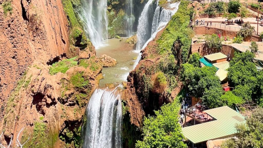 Tour a las cascadas de Ouzoud desde Marrakech con río, barca tradicional y paisajes naturales de Marruecos