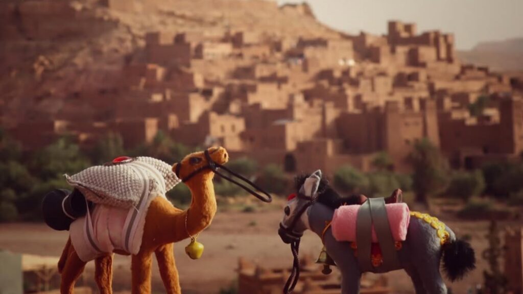 Vista panorámica de la kasbah de Ait Ben Haddou con las montañas del Atlas de fondo. Una parada imprescindible en tu ruta por Marruecos con Haya Viajes.