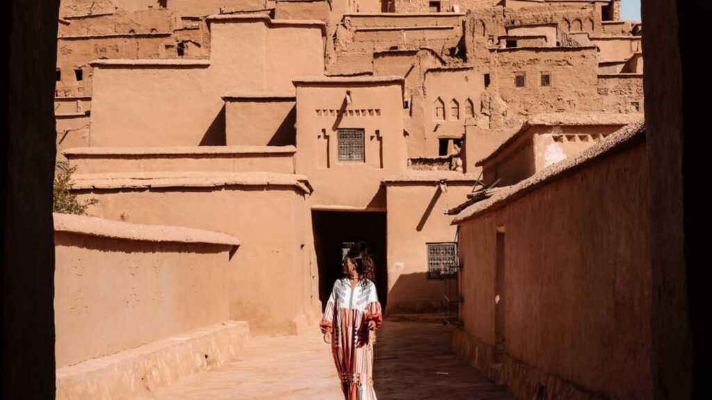 Ksar de Kasbah Ait Ben Haddou en Marruecos rodeado de paisaje desértico durante un circuito hacia el sur
