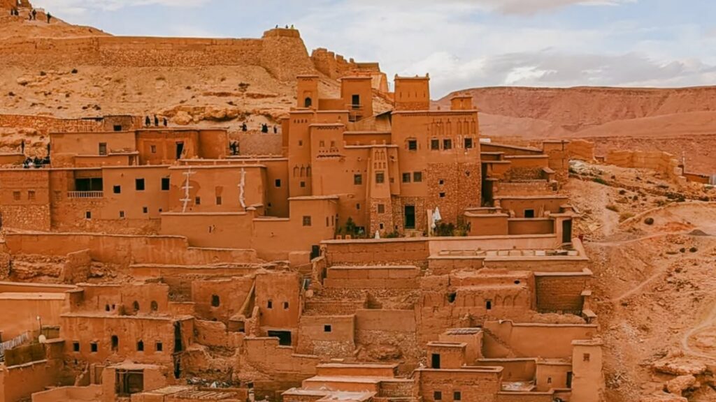 Kasbah Ait Ben Haddou en Marruecos durante un tour desde Tánger, fortaleza histórica y Patrimonio de la Humanidad en un circuito cultural