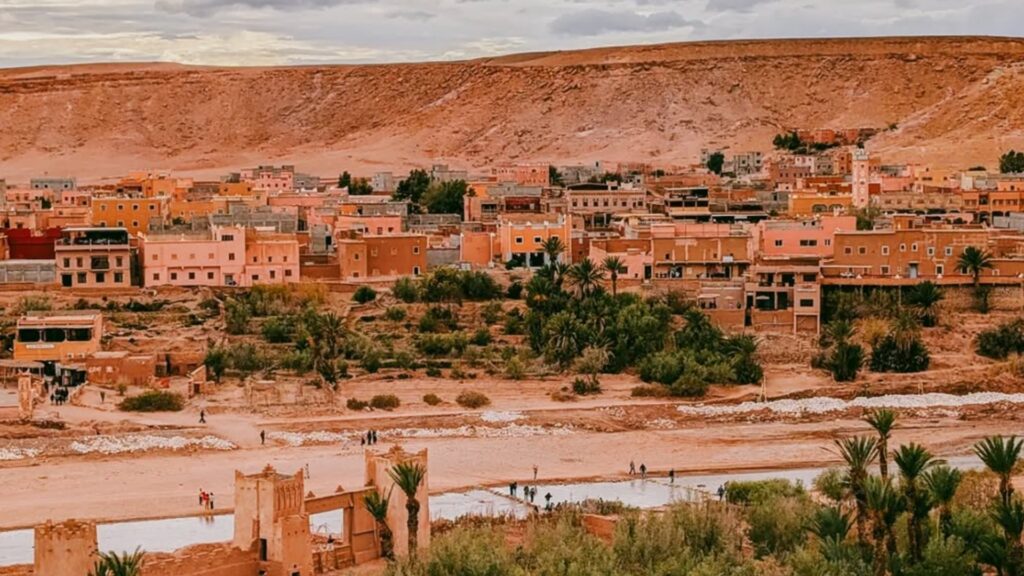 Kasbah Ait Ben Haddou en Marruecos con su arquitectura de adobe y paisaje histórico, lugar imprescindible en tours por Marruecos