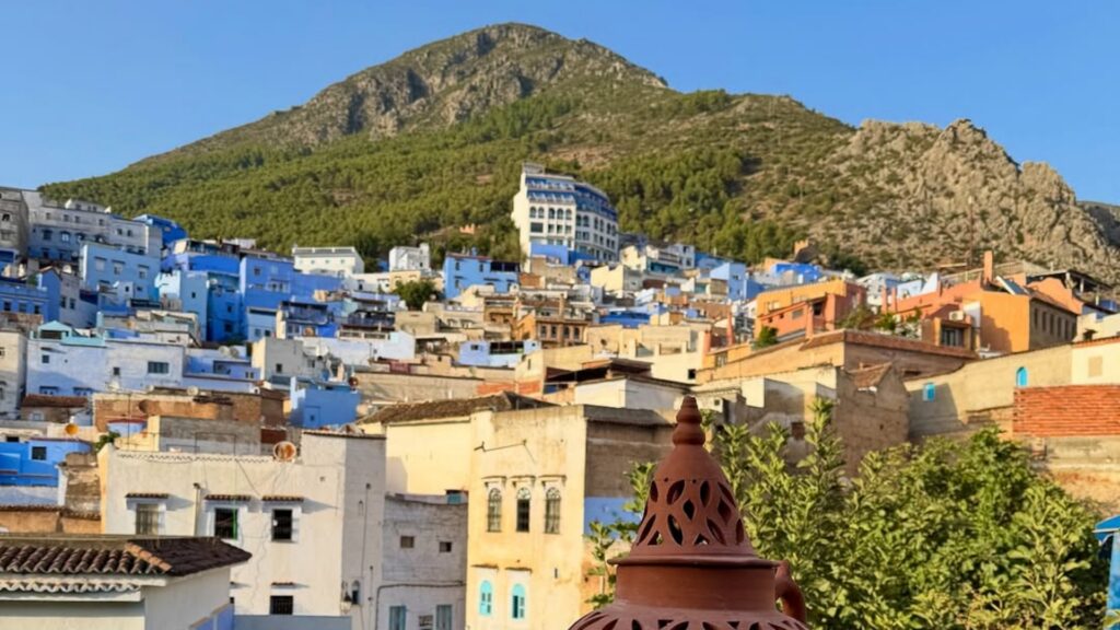Calles y fachadas azules de Chefchaouen, destino turístico destacado en Marruecos