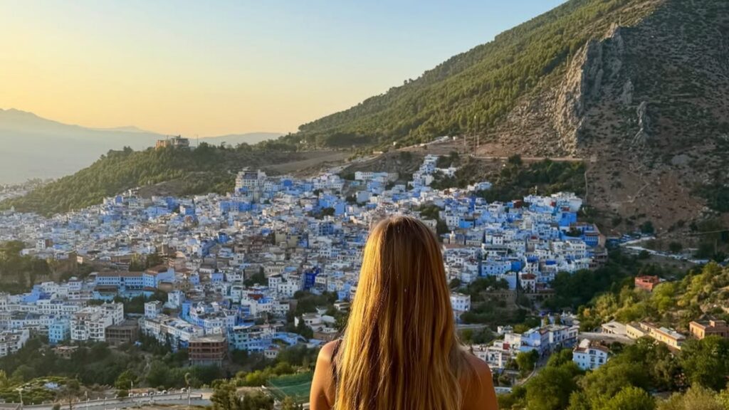 Vista panorámica de Chefchaouen desde la mezquita española con las montañas del Rif al fondo. Reserva tu circuito por Marruecos con Haya Viajes.