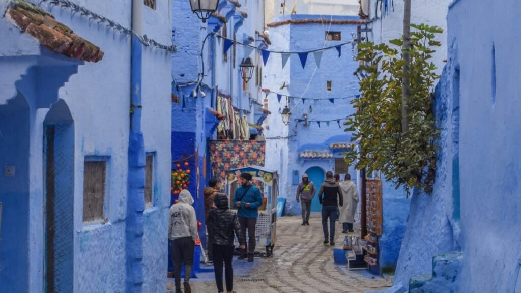Calle típica azul en Chefchaouen, destino turístico imprescindible en Marruecos