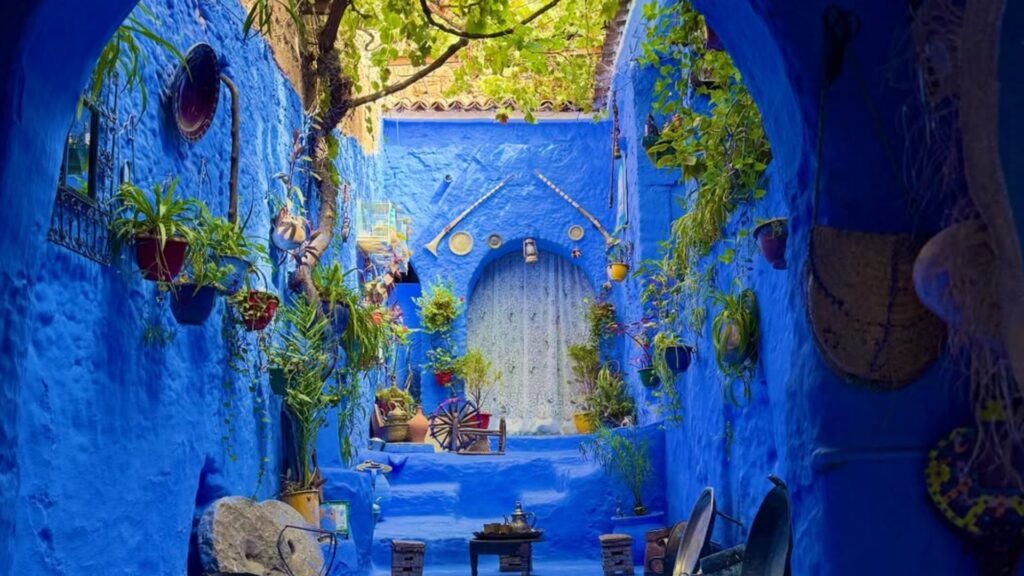 Calles azules de Chefchaouen en el norte de Marruecos, destino imprescindible en viajes a Marruecos