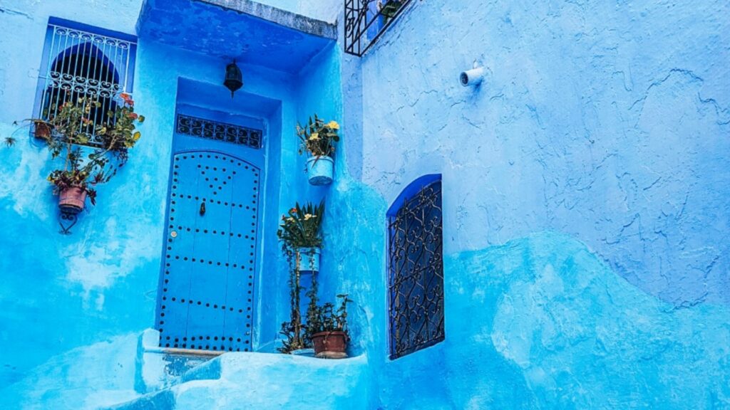 Calles pintadas de azul en Chefchaouen Marruecos, destino imprescindible en viajes a Marruecos