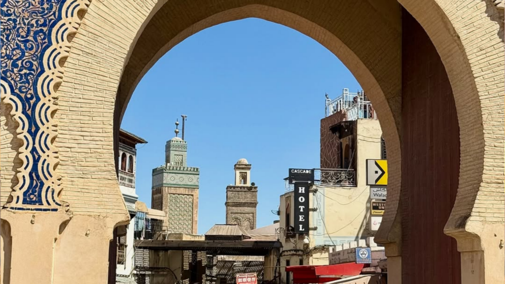 Fez Marruecos con su medina histórica y calles tradicionales, destino imprescindible en viajes a Marruecos y tours culturales