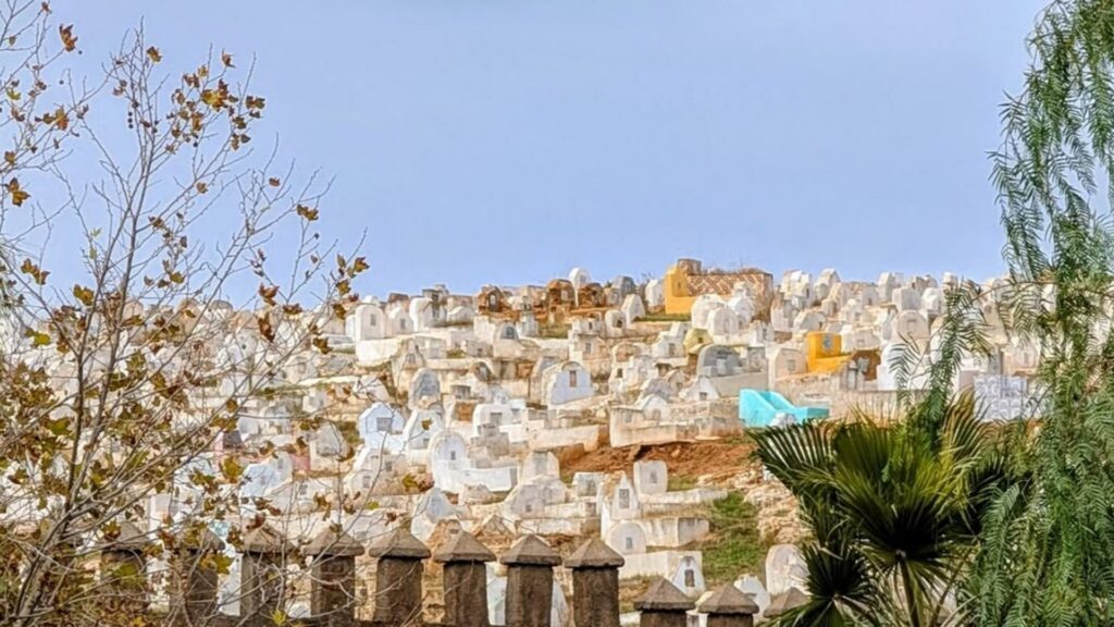 Fez Marruecos medina histórica con zocos tradicionales, destino clave en viajes a Marruecos y tours culturales