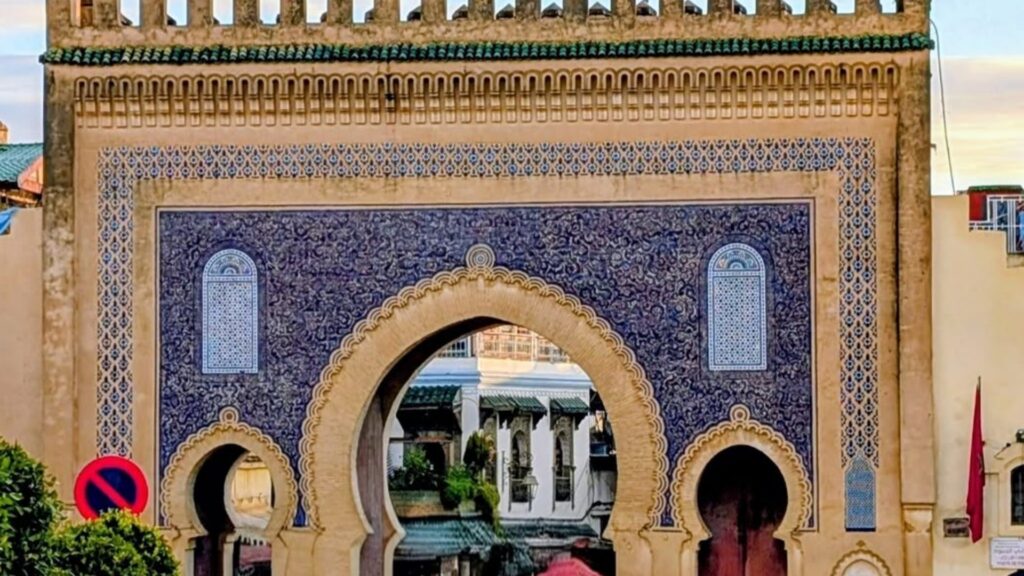 Fez en un tour desde Tánger por Marruecos, explorando la medina histórica en un circuito por Marruecos lleno de cultura