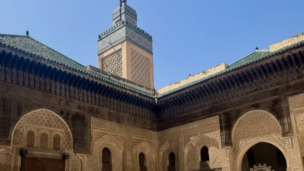 Ciudad de Fez en una ruta desde Tánger por Marruecos, descubriendo la medina y la cultura en un viaje organizado a Marruecos