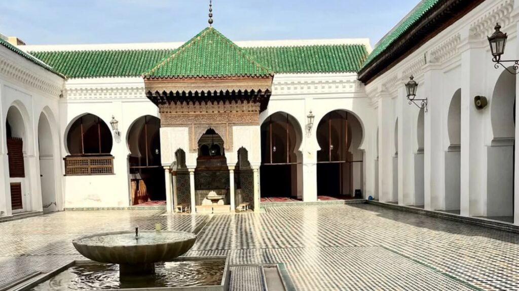 Fez Marruecos con calles históricas y ambiente tradicional en la medina, destino imprescindible en viajes a Marruecos y rutas culturales