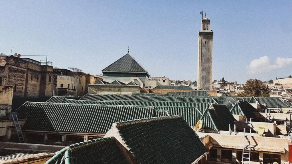 Fez en Marruecos con su medina histórica, zocos tradicionales y arquitectura auténtica, destino esencial en tours y viajes culturales