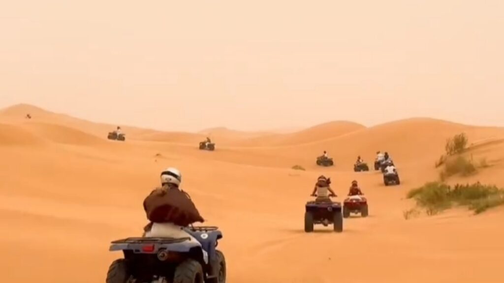 Excursión en quad por el desierto del Sahara Marruecos atravesando dunas cerca de Merzouga durante una aventura extrema